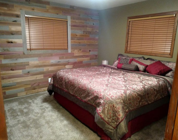 Kamar Tidur Utama dengan Kusen Jendela Berbingkai Kayu